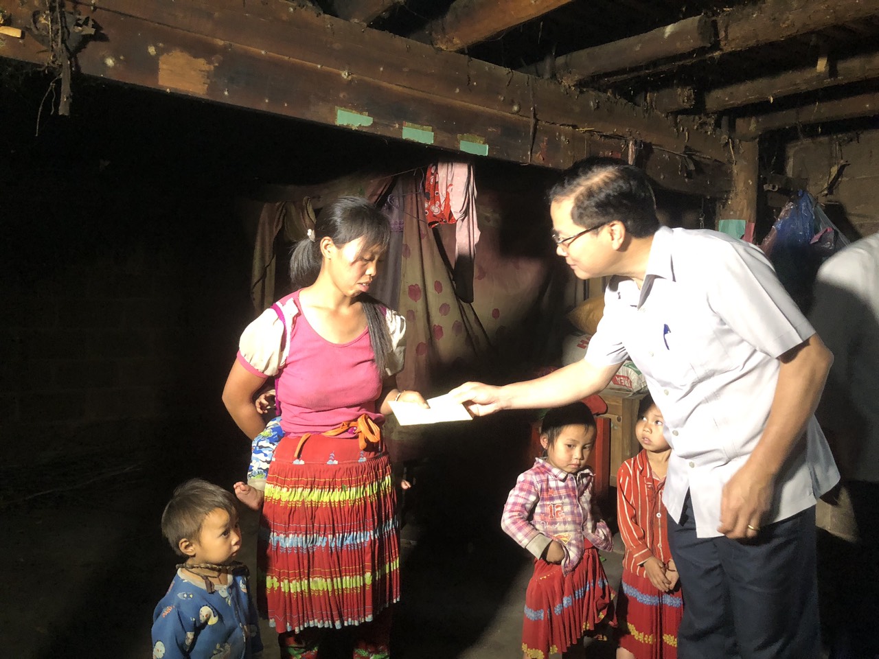Đồng Chí: Trần Quang Minh thăm hỏi và trao bò cho hộ nghèo tại thôn Lùng Thúng